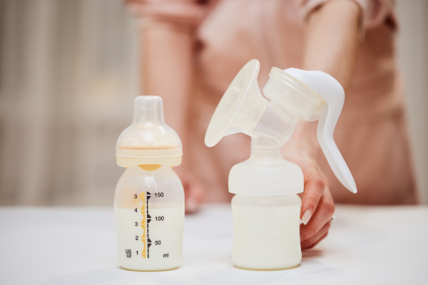 Phân biệt màu sữa mẹ an toàn và dấu hiệu cần cảnh giác- Ảnh 2.